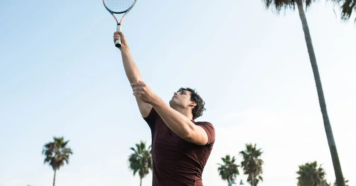 Les Meilleures Techniques de Service au Tennis : Guide Complet