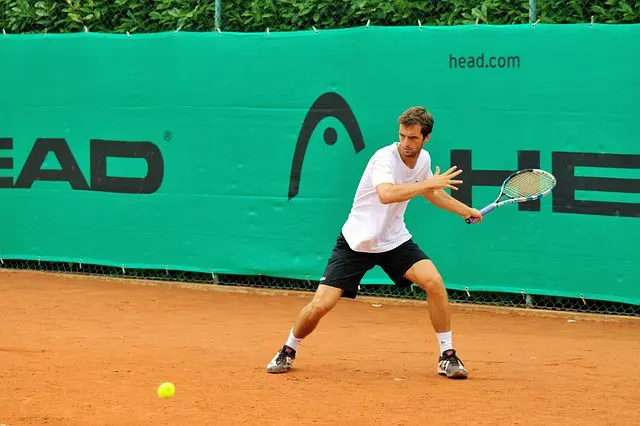 Les Techniques de Service des Étoiles du Tennis : Guide Complet